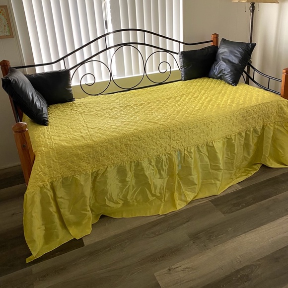 VTG 1940s Chartreuse Rayon Coverlet Bedspread Twin or Full Sz - Picture 1 of 7